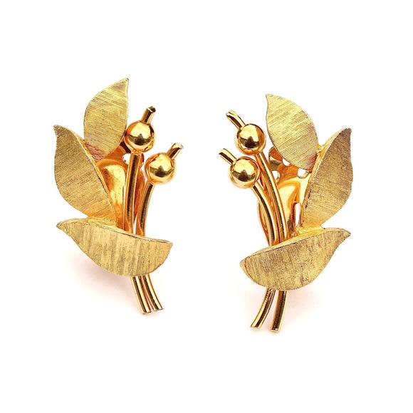 Vintage Kramer Floral Clip On Earrings Textured Gold Tone Leaves with Bud Rare - Picture 1 of 5